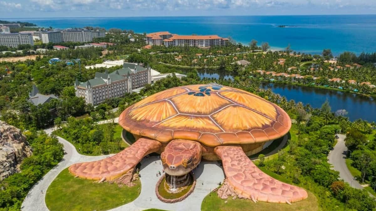 VinWonders Phu Quoc : VinWonders + Vinpearl Safariへの入場券 緑に囲まれた大きなカメ型の建物で、海岸沿いにリゾート地があります。