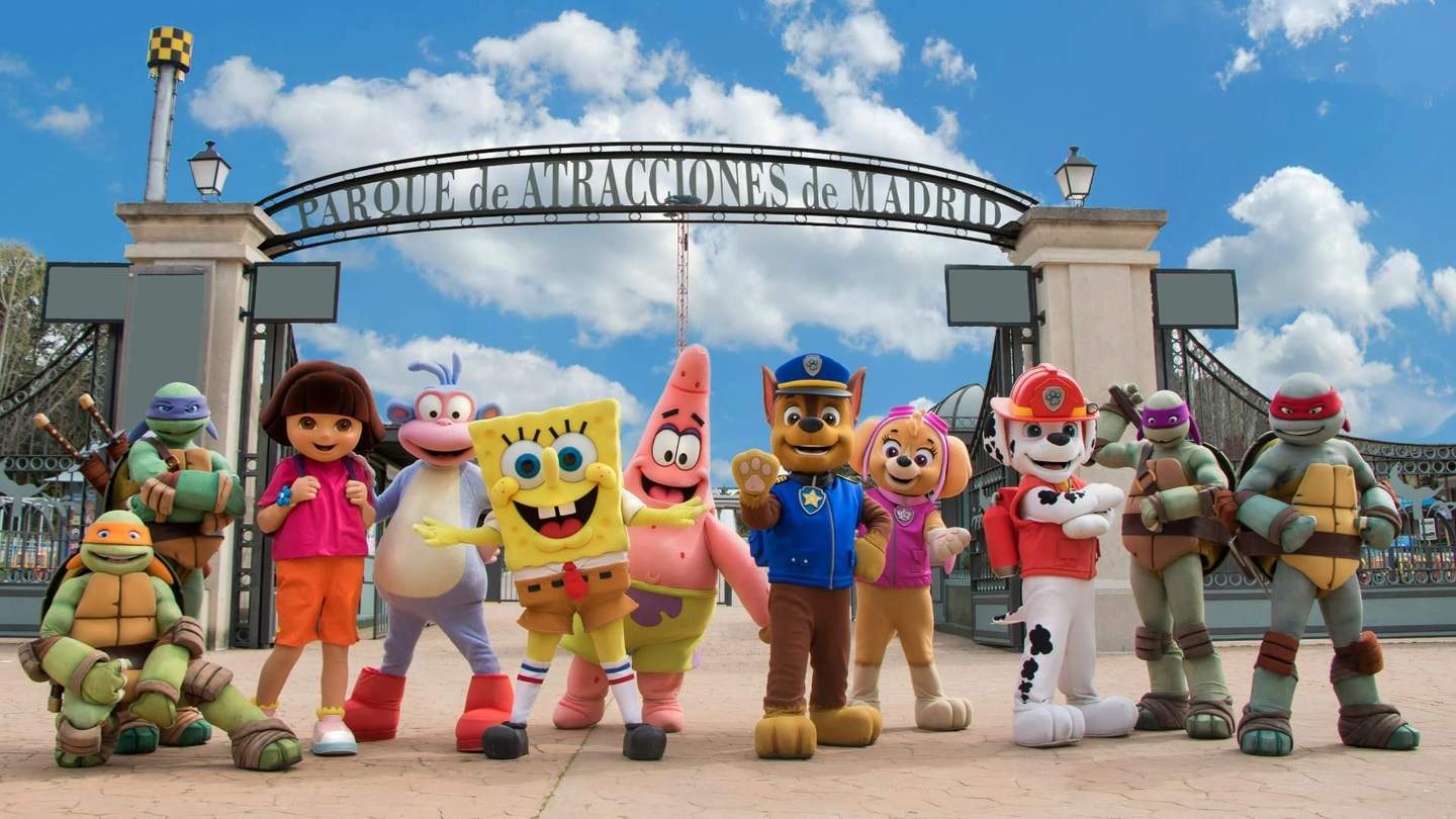 Parque de Atracciones Madrid Kostümierte Figuren aus beliebten Kindersendungen stehen vor dem Eingang des Parque de Atracciones de Madrid.